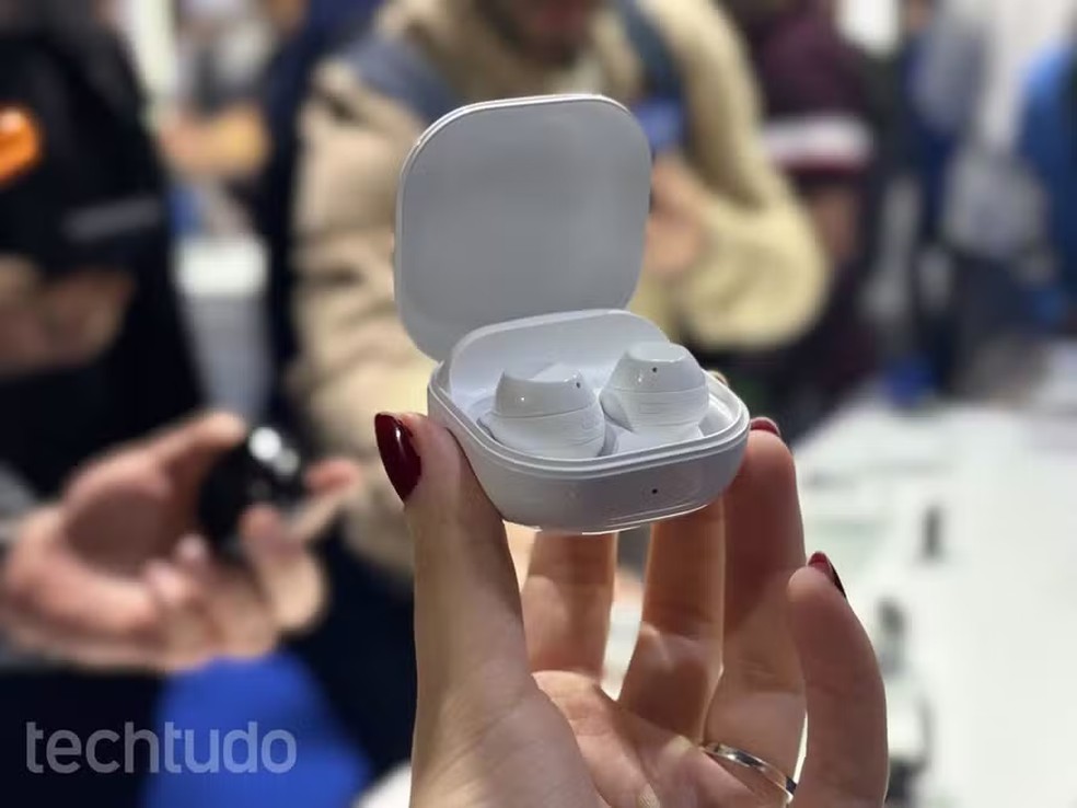 Galaxy Buds Core tem design discreto — Foto: Reprodução/TechTudo