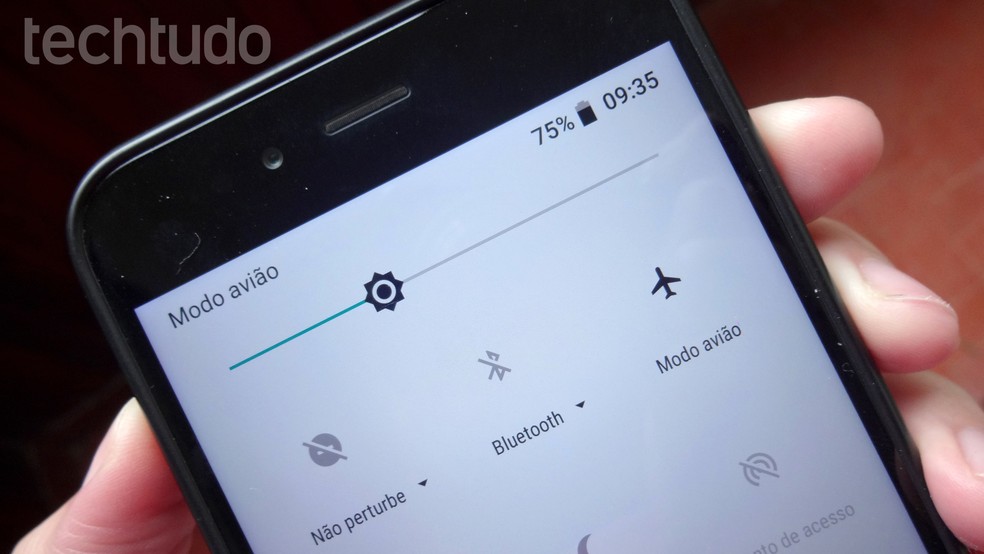 Coloque o celular no modo avião e depois desative para tentar solucionar o problema — Foto: Isabela Cabral/TechTudo