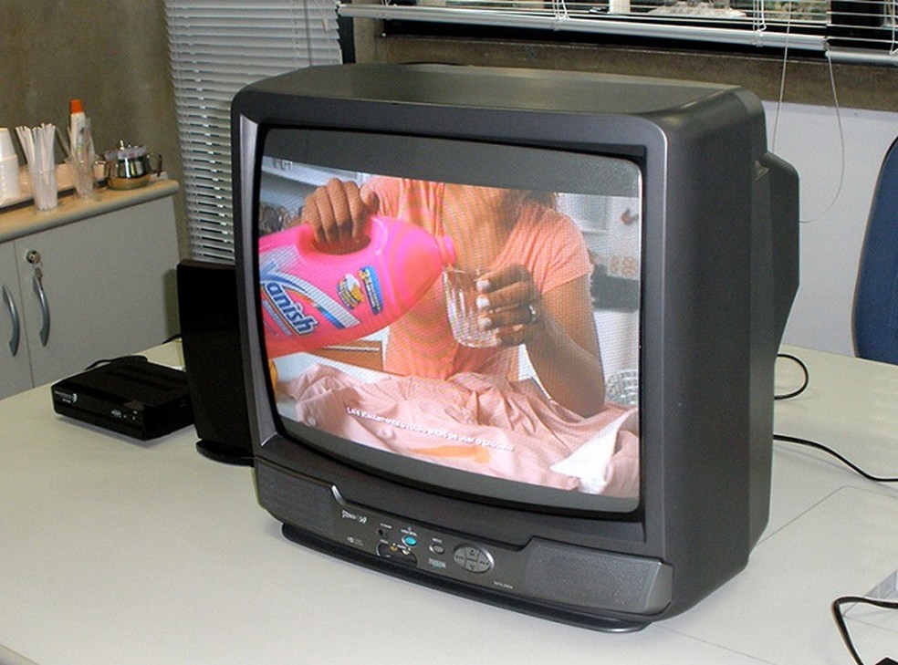 TV de tubo era mais pesada e oferecia menos resolução — Foto: TV de tubo transmitindo sinal digital (Foto:Reprodução/DTV.org)