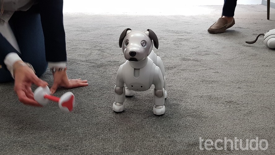 aiboロボット Aibo está de volta: robô cão da Sony encanta convidados na CES 2018