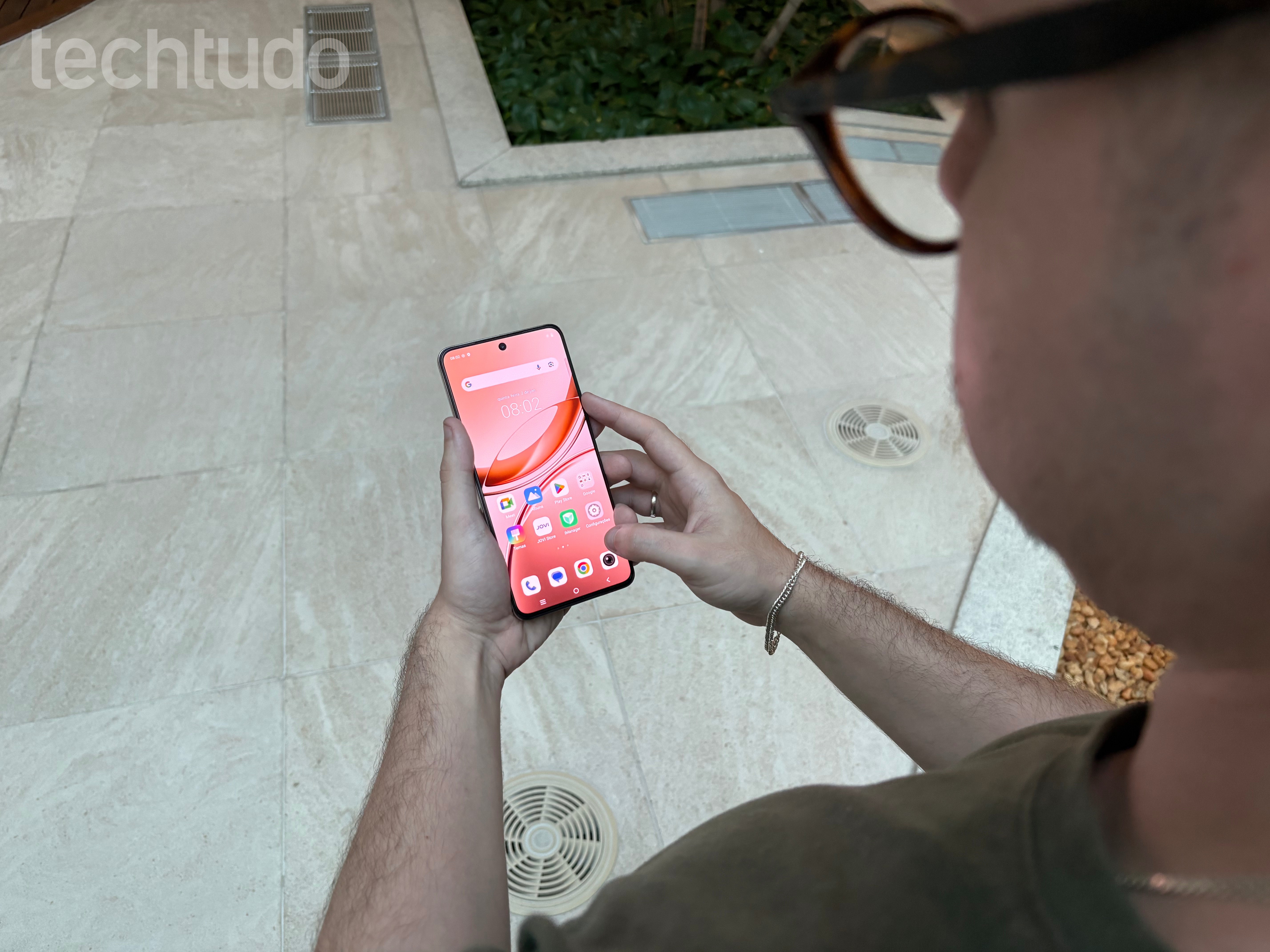 Mancha branca ou roxa na tela do celular? Veja possíveis causas e soluções