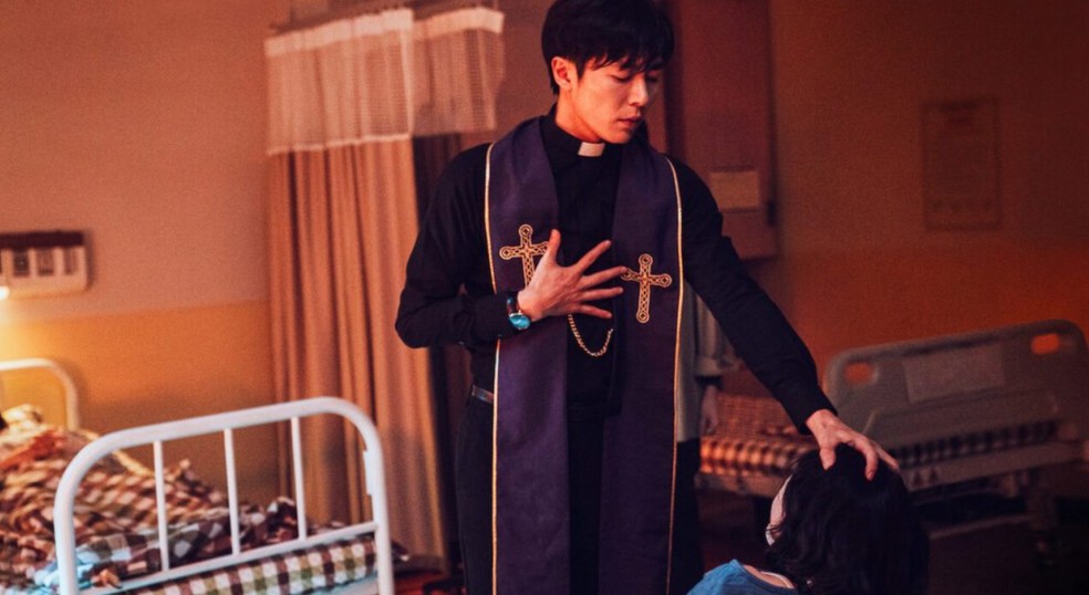 Hand: The Guest é um  thriller  de terror  onde um médium, um padre católico e uma policial cética se unem para lutar contra criminosos sobrenaturais — Foto: Divulgação/My Drama List