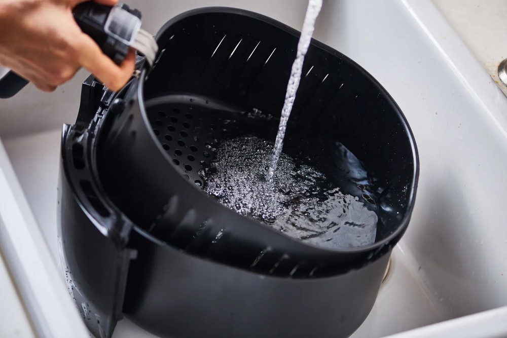 Como limpar air fryer do jeito certo? Veja 5 dicas infalíveis