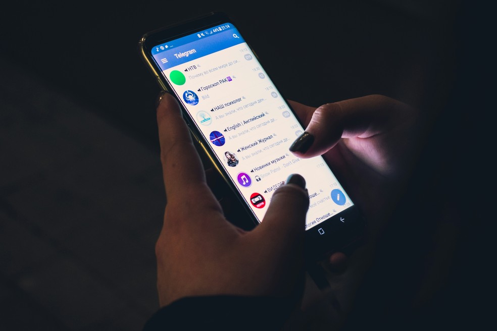 Aplicativos de mensagens como Telegram e Whatsapp oferecem a função de chats secretos — Foto: Reprodução/Unsplash/Christian Wiediger