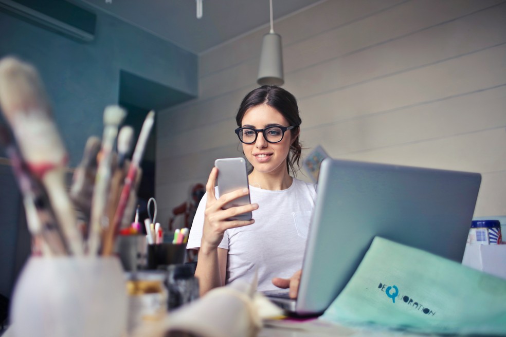 Mulher usando o celular enquanto trabalha — Foto: Bruce Mars/Unsplash