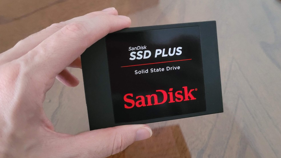 SSD Plus da SanDisk pode chegar a uma velocidade de leitura de 530 MB/s — Foto: Rafael Leite/TechTudo