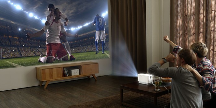 TV gigante gastando pouco? Veja 5 projetores baratos para assistir à Copa