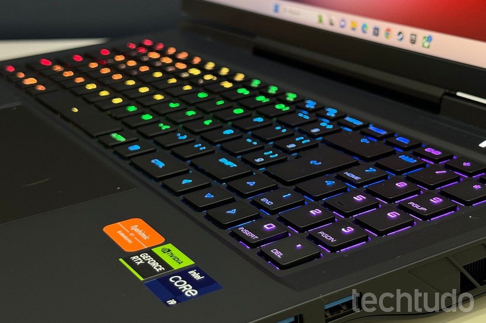 O teclado RGB mecânico do Storm X pode ser bem colorido à primeira vista, mas o padrão de cores muda conforme o usuário — Foto: Luiza M. Martins/TechTudo