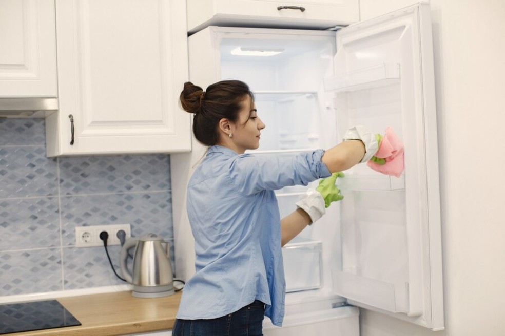 Como limpar a geladeira por dentro: parte interna armazena os alimentos e por isso deve ser sempre bem higienizada para evitar contaminação por mofo ou bactérias — Foto: Foto: Reprodução/Freepik