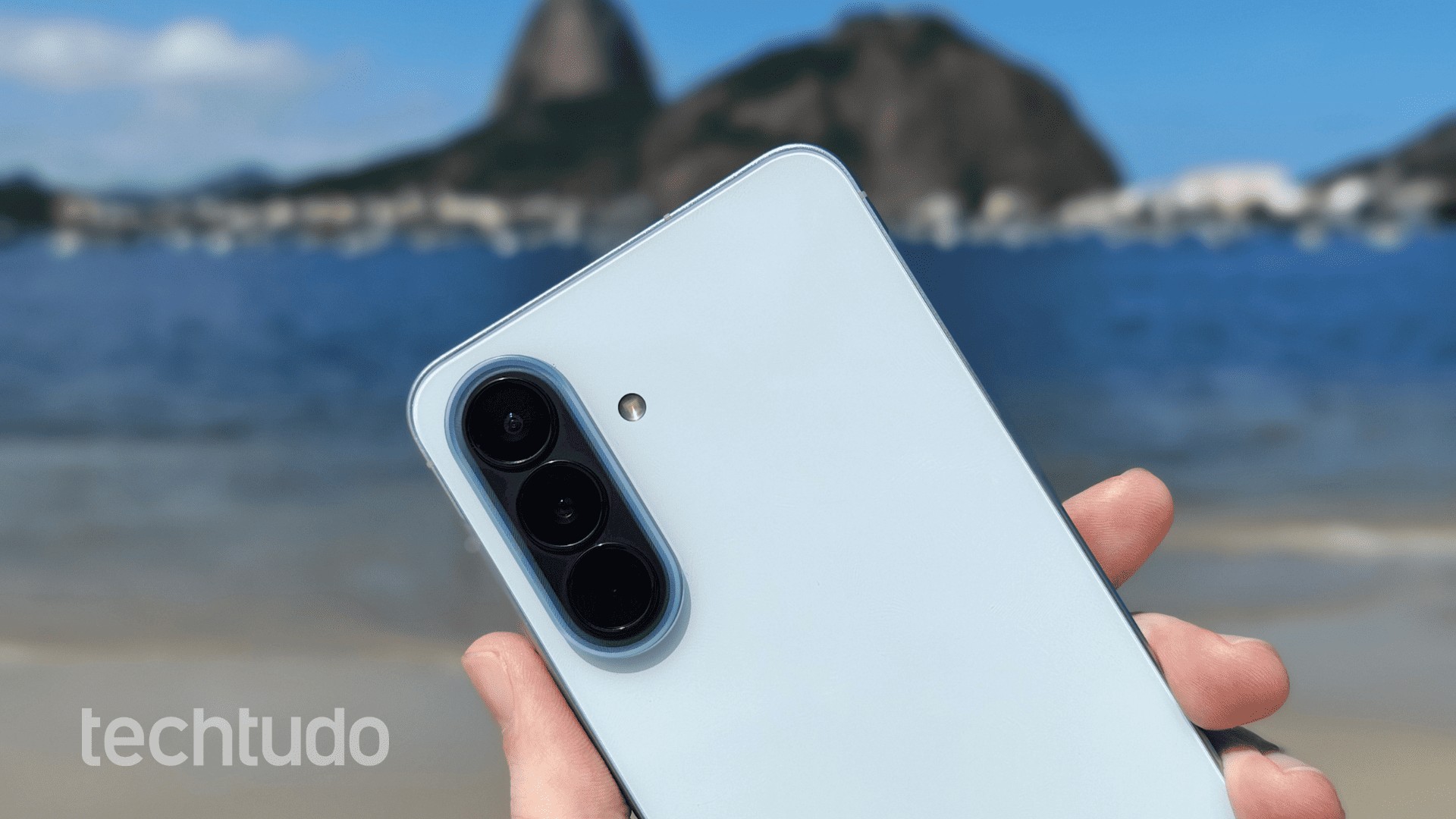 Celulares resistentes à água para assistir à Copa na praia ou piscina
