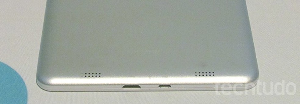 As portas mini HDMI e micro USB ficam embaixo do tablet (Foto: Paulo Alves/TechTudo) — Foto: TechTudo