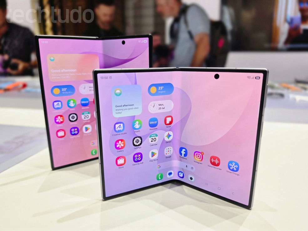 Tela do Galaxy Z Fold 8 é mais compacta e larga que a do Z Fold 8 Ultra — Foto: Ana Letícia Loubak/TechTudo