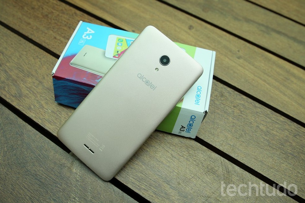 Alcatel A3 XL roda versão mais recente do Android — Foto: Aline Batista/TechTudo