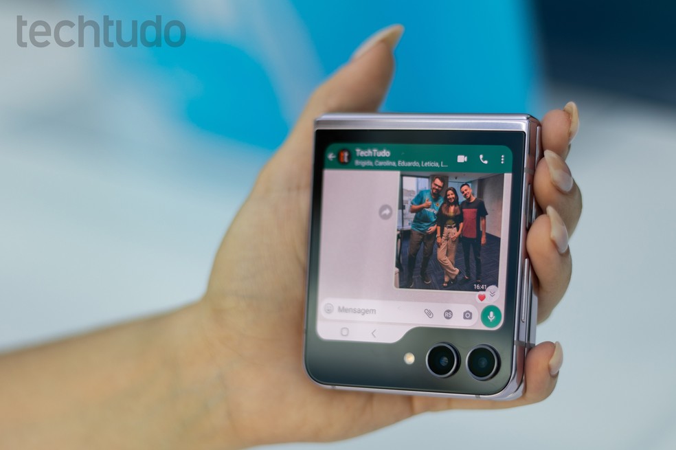 WhatsApp aberto na tela externa do Galaxy Z Flip 5  — Foto: Mariana Saguias/TechTudo