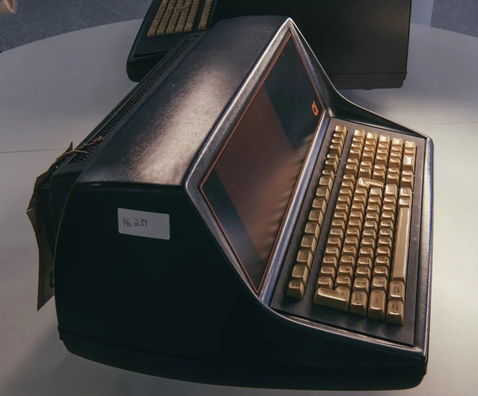 Esses PCs pioneiros, criados pela Q1 Corporation americana em 1972, ostentam um design distinto em laranja e preto, além de uma tela de plasma, marcando um momento decisivo na evolução da computação — Foto: Reprodução/Just Clear