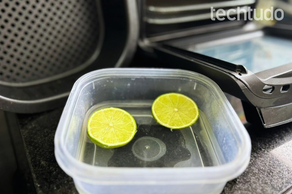 Limão com água morna é uma boa opção para ter como tirar a gordura da air fryer? Confira o teste — Foto: Letícia Rosa/TechTudo