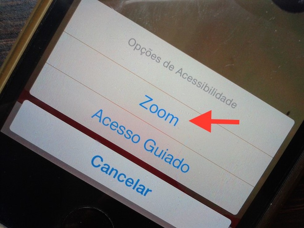 Utilizando o atalho de acessibilidade para ferramenta zoom do iOS (Foto: Reprodução/Marvin Costa) — Foto: TechTudo