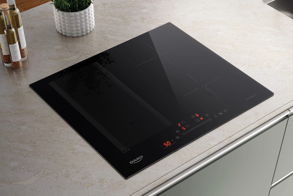 O cooktop de indução facilita a limpeza por esfriar rápido e não fazer restos de comida na superfície ressecarem — Foto: Divulgação/Dako