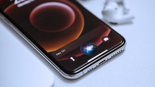 Mulher 'muda de nome' por causa do iOS 17, sistema do iPhone; entenda