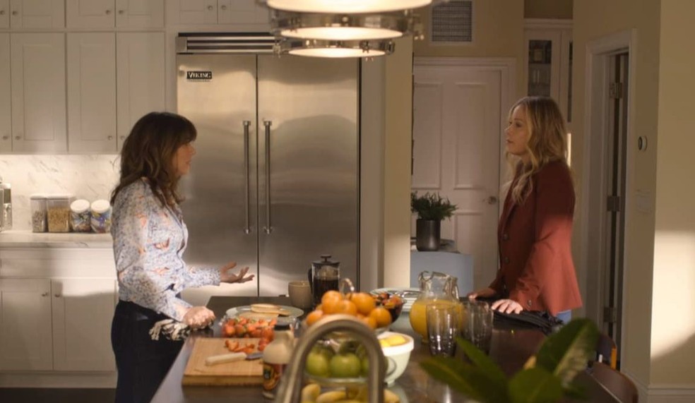 Modelo french door da geladeira Viking faz parte do cenário de "Dead to Me", série da Netflix; veja preço do refrigerador — Foto: Reprodução/Netflix (Viking)