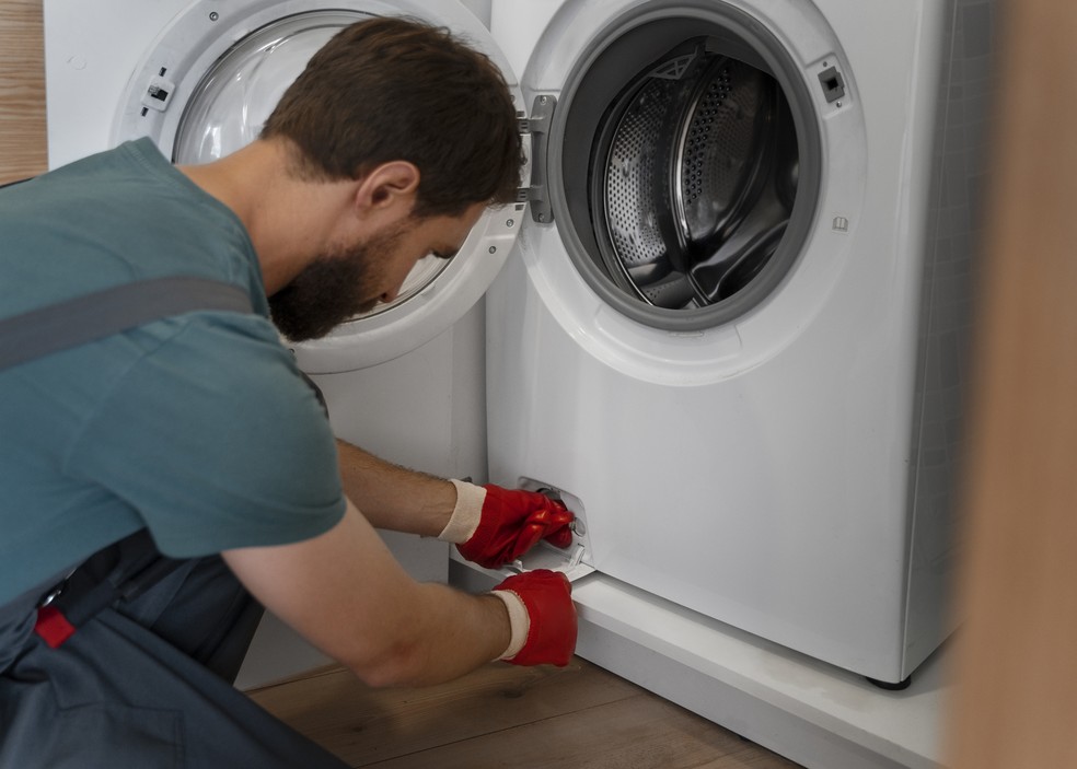 Não conseguiu consertar a máquina de lavar? Chame um técnico — Foto: FreePik