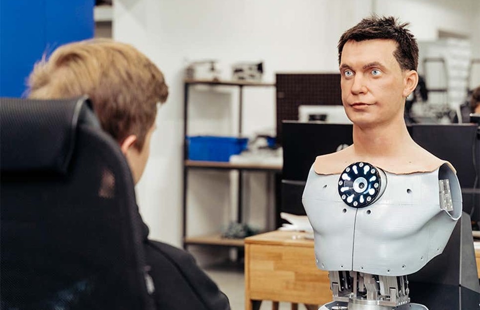 Conversei com a Ameca, robô humanoide exibida na CES 2022