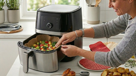 Papel manteiga pode ir na air fryer? Veja riscos e alternativas