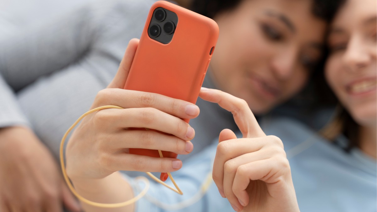 Cordinha para celular: 6 opções para não perder o aparelho; compare