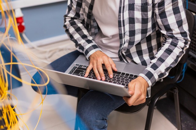 Por que a internet cai tanto no Brasil? Especialista explica e dá dicas