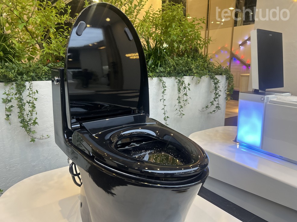 Assento smart para vaso sanitário PureWash E930 exposto na CES 2024 — Foto: Tainah Tavares/TechTudo