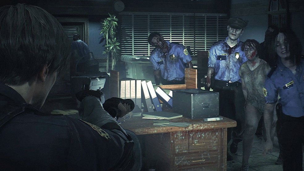 Em Resident Evil 2 Remake usuários podem mirar com câmera por cima do ombro enquanto enfrentam zumbis e outros monstros — Foto: Reprodução/Steam