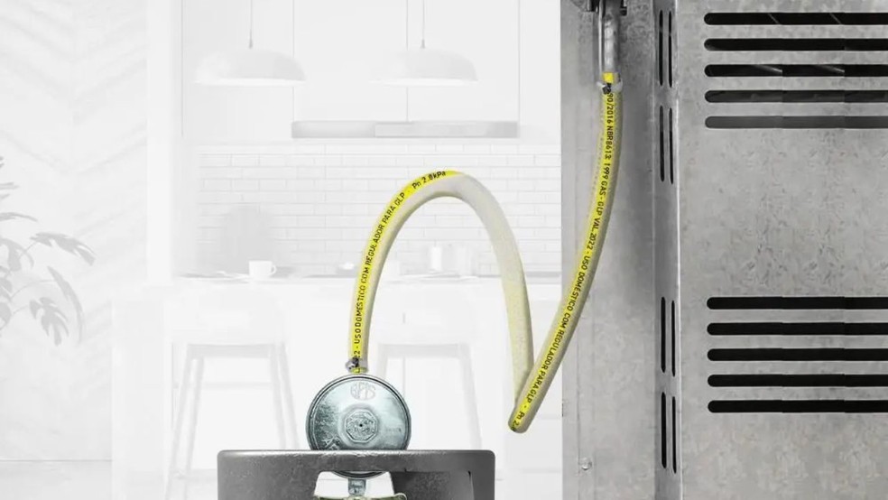 Como instalar mangueira de gás no fogão? Item deve ser fixado com abraçadeiras no aparelho e na extremidade do registro de gás — Foto: Reprodução/Magazine Luiza