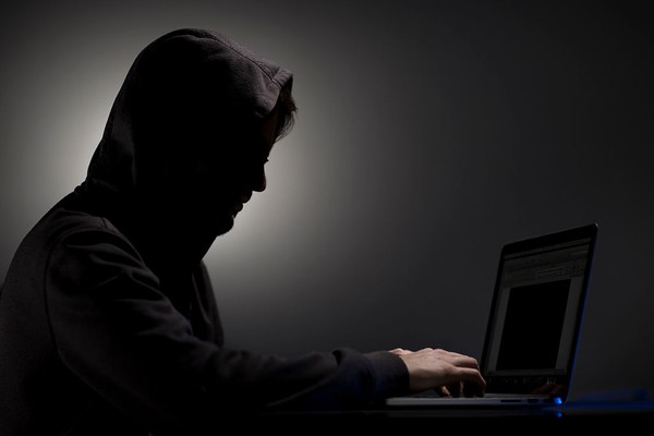 Jogos cibernéticos e um homem com um computador para hackear streaming de  música ou trabalhar em phishing serious dark e um hacker ou jogador com um  site ou informações em um pc