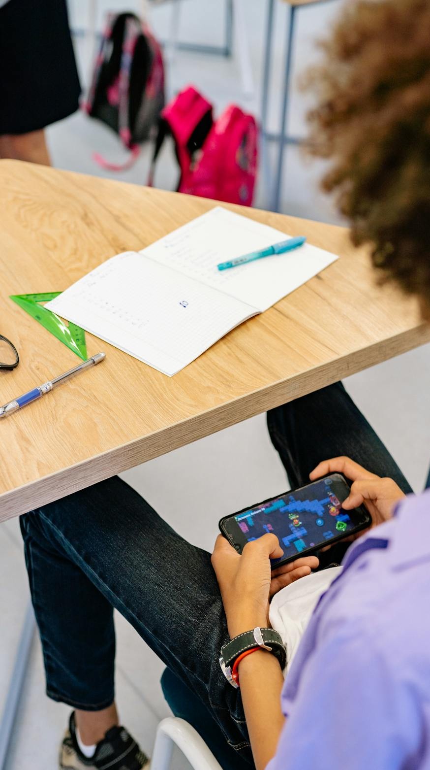 Pode levar celular para a escola em 2025? Tudo sobre a lei 15.100