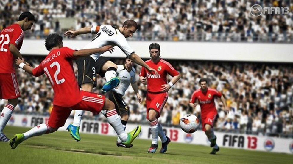 Fifa 13 vem travando no Xbox 360 e PlayStation 3; EA está