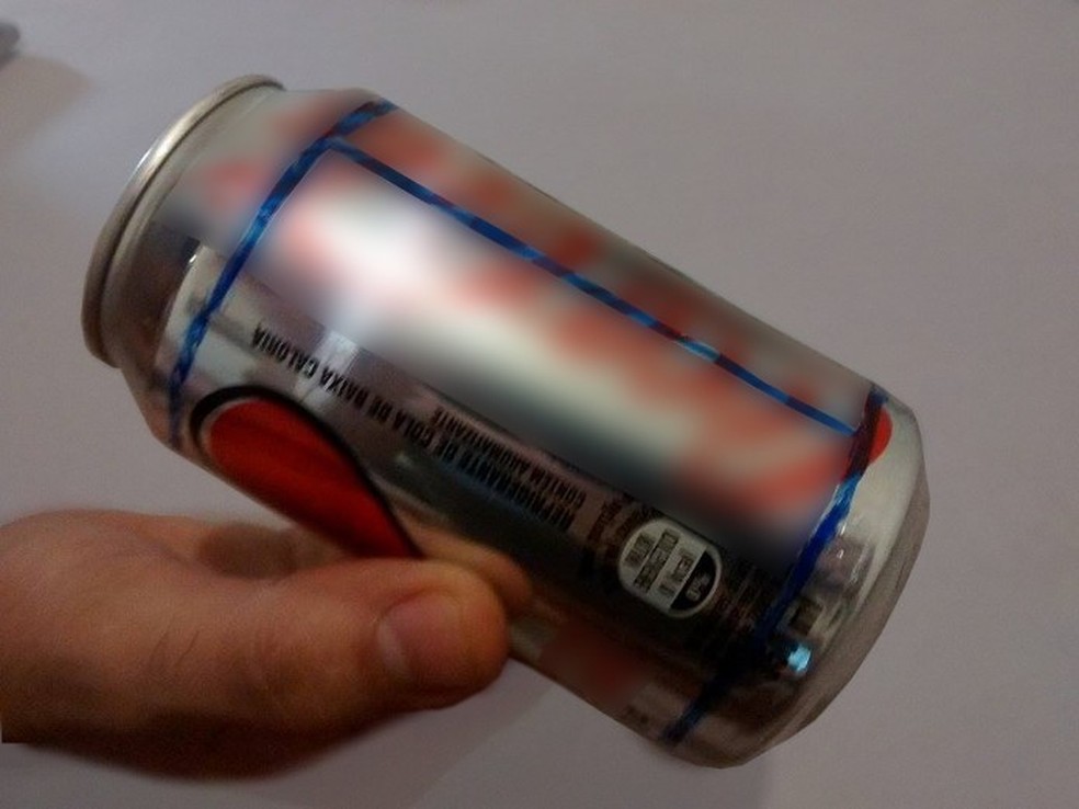 Linha vertical do lado oposto ao da abertura da lata (Foto: Reprodução/Raquel Freire) — Foto: TechTudo