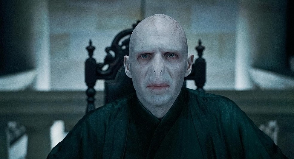 Voldemort é o bruxo das trevas mais poderoso de todos os tempos, responsável por espalhar a escuridão sobre a comunidade mágica — Foto: Reprodução/IMDb