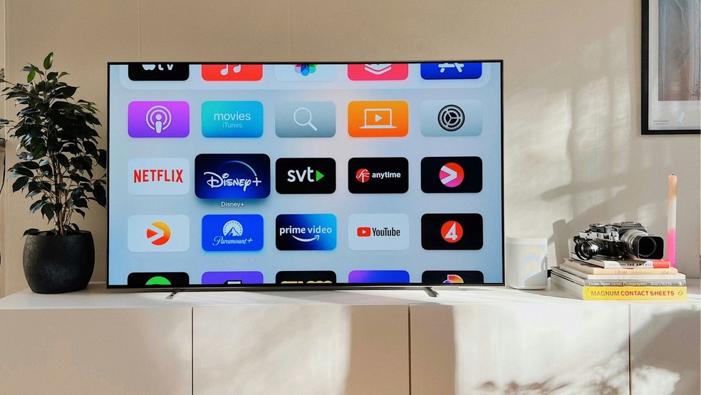 Poucas pessoas tem o hábito de desligar a TV na tomada depois de usar — Foto: Reprodução/Unsplash