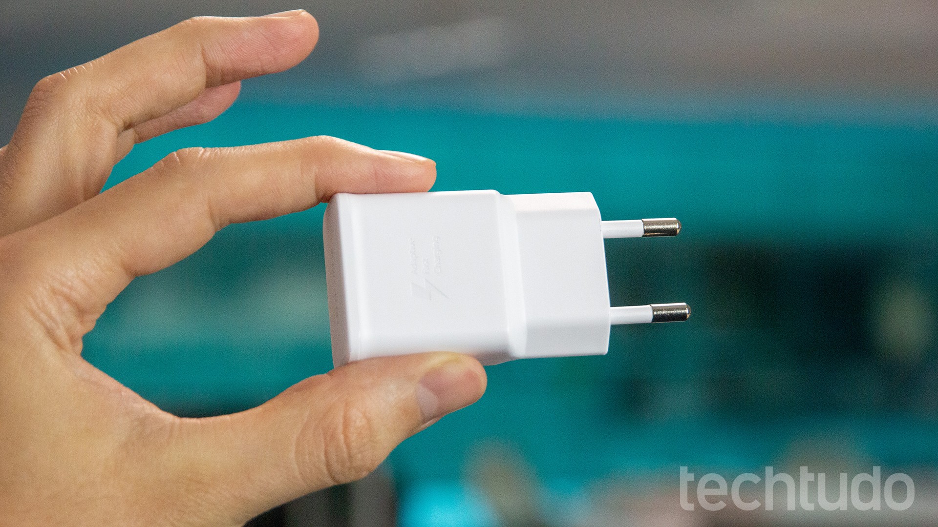 Não compre um carregador de celular barato antes de saber disso