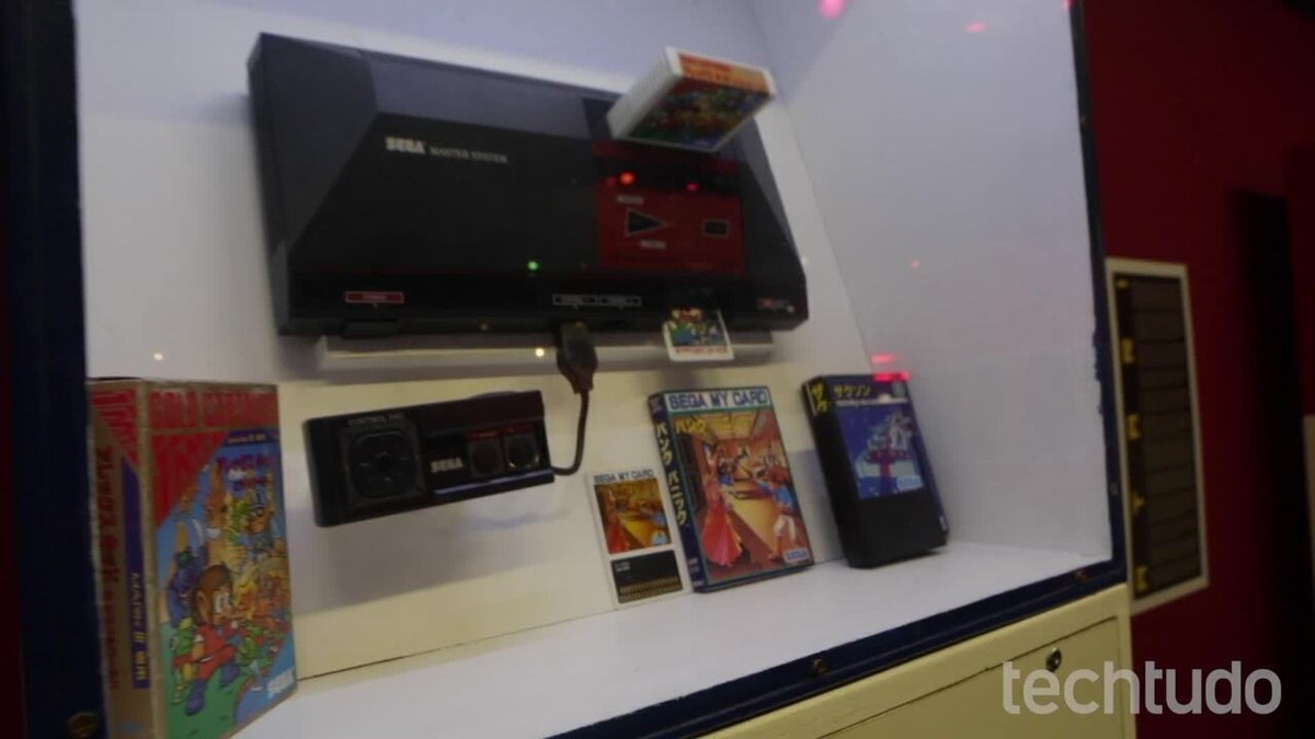 Um conjunto de jogos retrô dos anos 90, 80. antigos jogos eletrônicos  tamagotchi, joystick, console, arcade