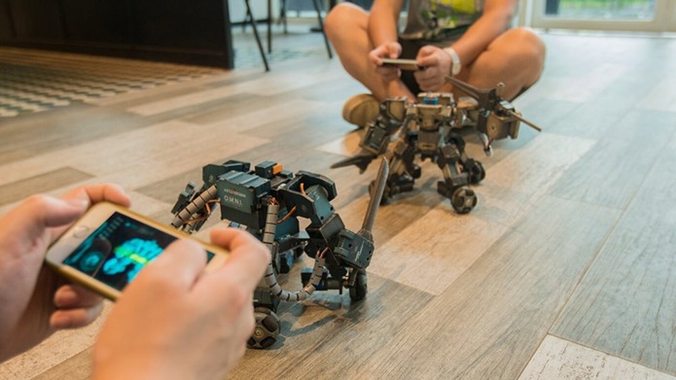 Ganker: mini robô de luta pode ser personalizado e controlado por celular