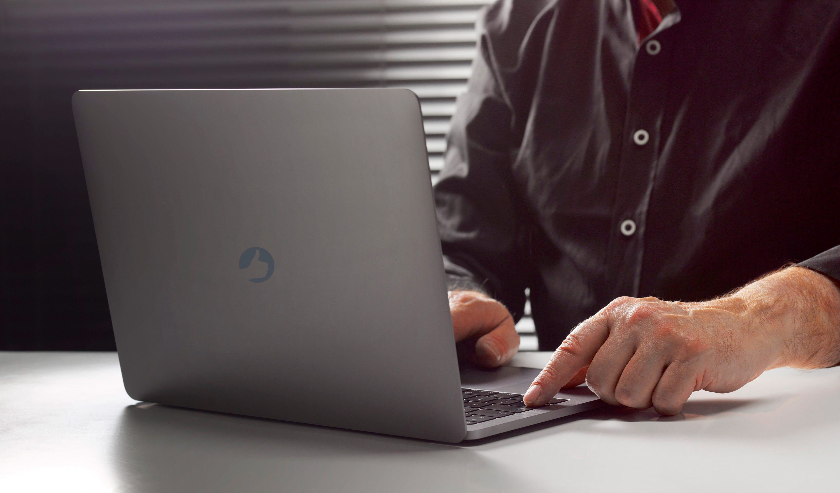 Notebook-Positivo-em-destaque-sendo-utilidado-por-um-homem Notebook-Positivo-em-destaque-sendo-utilidado-por-um-homem
