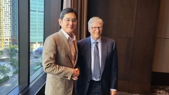 Bill Gates encerra mistério e revela qual celular usa diariamente