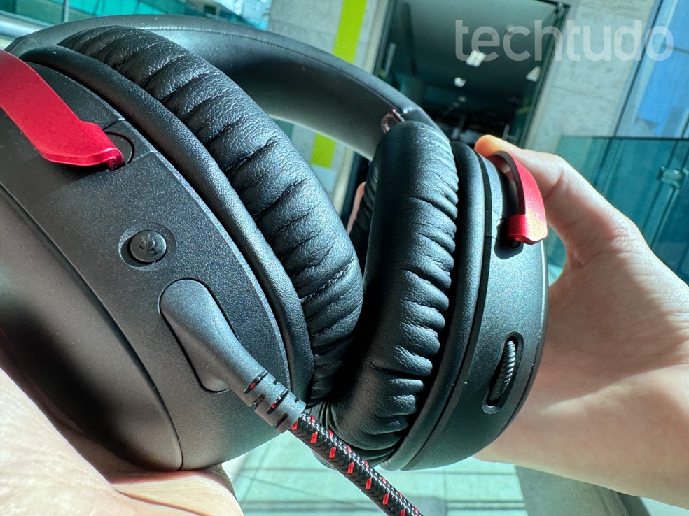 HyperX Cloud III Review: novos botões na carcaça permitem ajustar volume e mutar microfone do headset — Foto: Victor Bastos/TechTudo