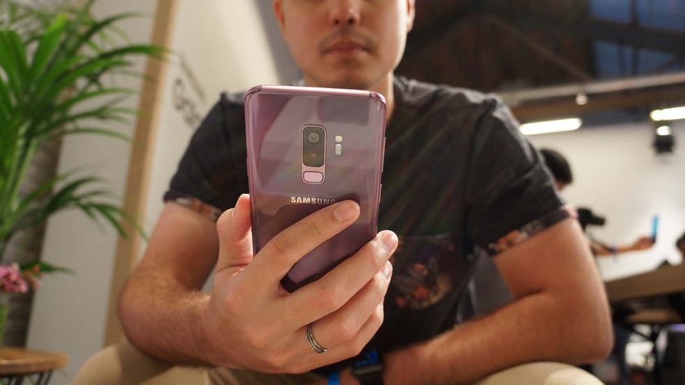 Galaxy S9 pode ser desbloqueado por impressão digital, reconhecimento facial e leitor de íris — Foto: Thássius Veloso / TechTudo