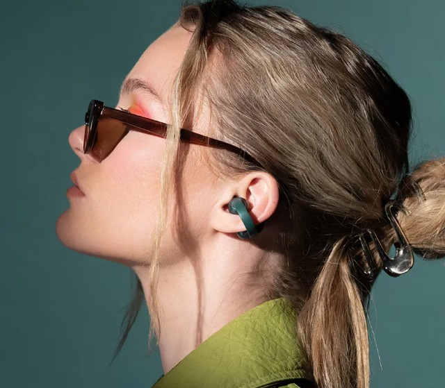 Moto Buds Loop é bom? Saiba tudo sobre o fone da Motorola com Swarovski