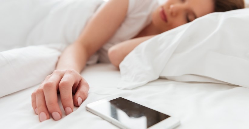 Dormir com o modo avião ligado no celular pode ser um erro; entenda