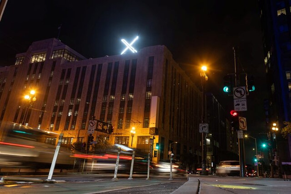 O enorme X luminoso instalado na sede da empresa incomodou moradores e foi retirado poucos dias depois — Foto: Reprodução/  Carlos Barria - Reuters