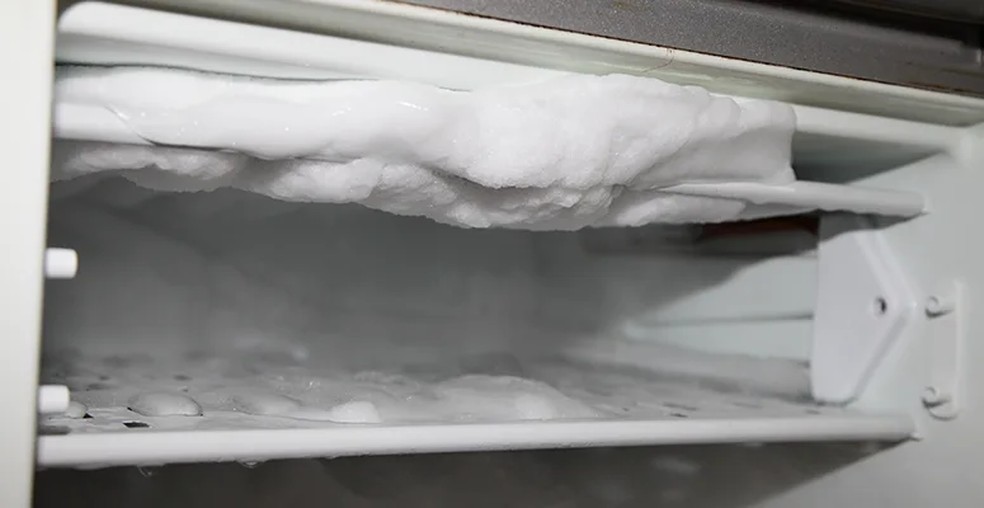 O degelo do freezer é tão importante quanto o da geladeira, pois o acumulo de gelo é ainda maior — Foto: Foto: Reprodução/Consul