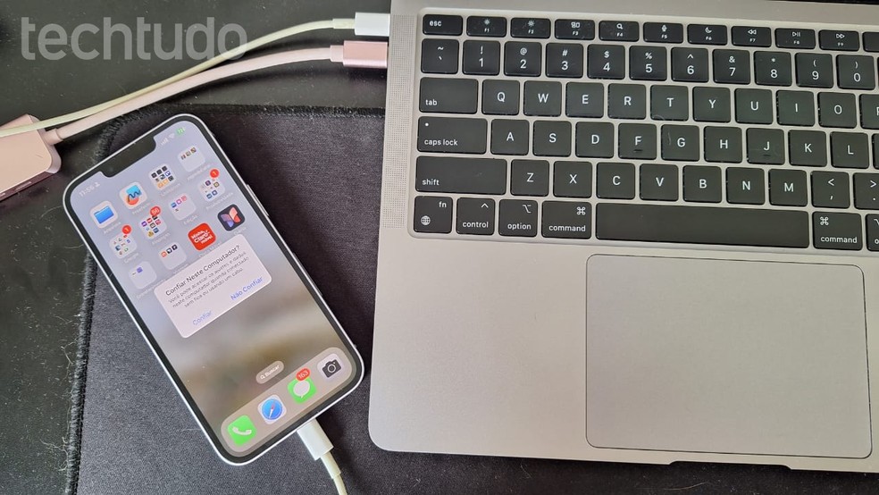 iPhone 14 pode se conectar ao MacBook Air via cabo USB — Foto: Katarina Bandeira/TechTudo